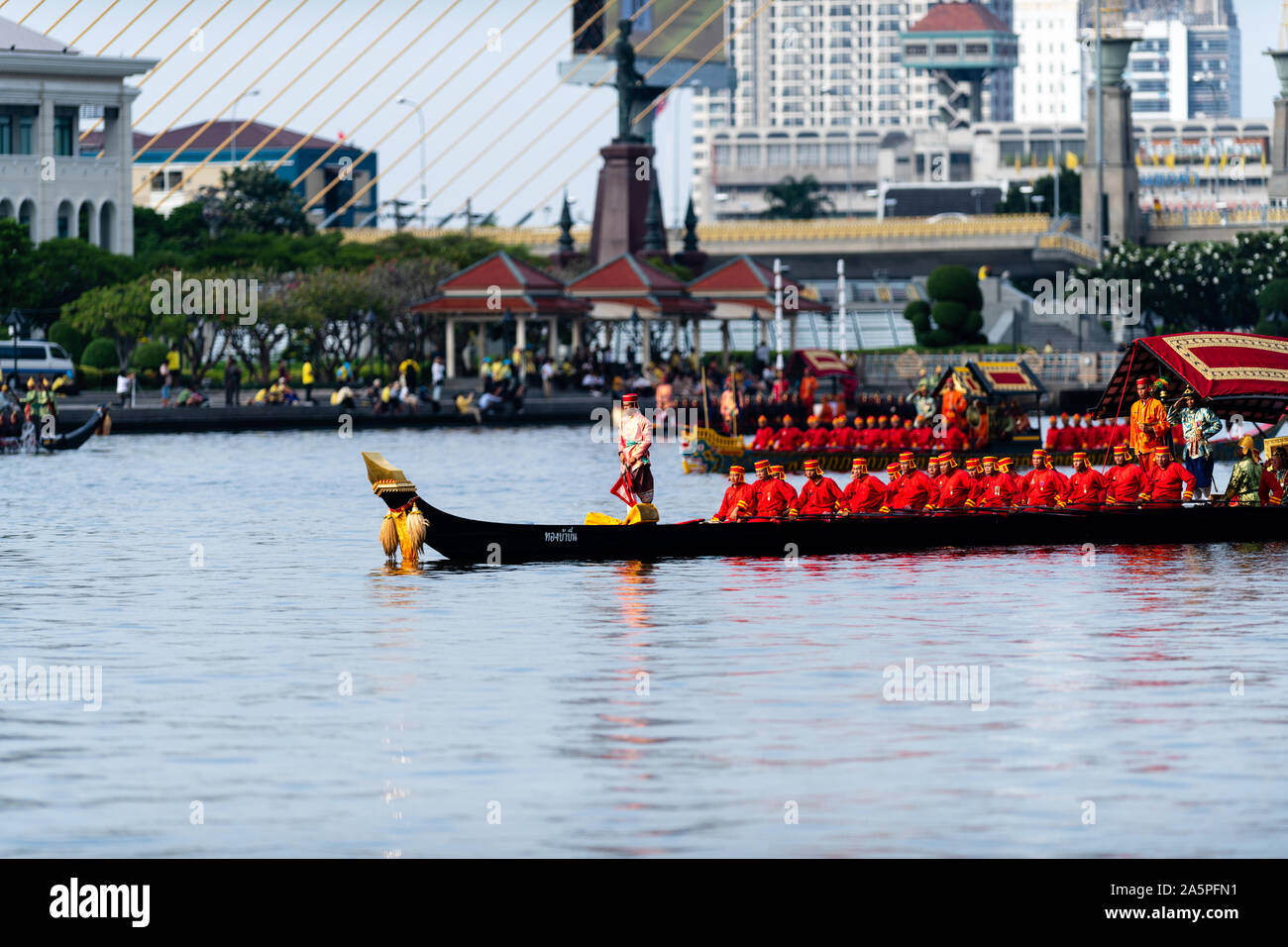 Bangkok, Tailandia - 21 Ottobre 2019: Thai Royal chiatte partecipare a una processione a Bangkok il Fiume Chao Phraya. Foto Stock