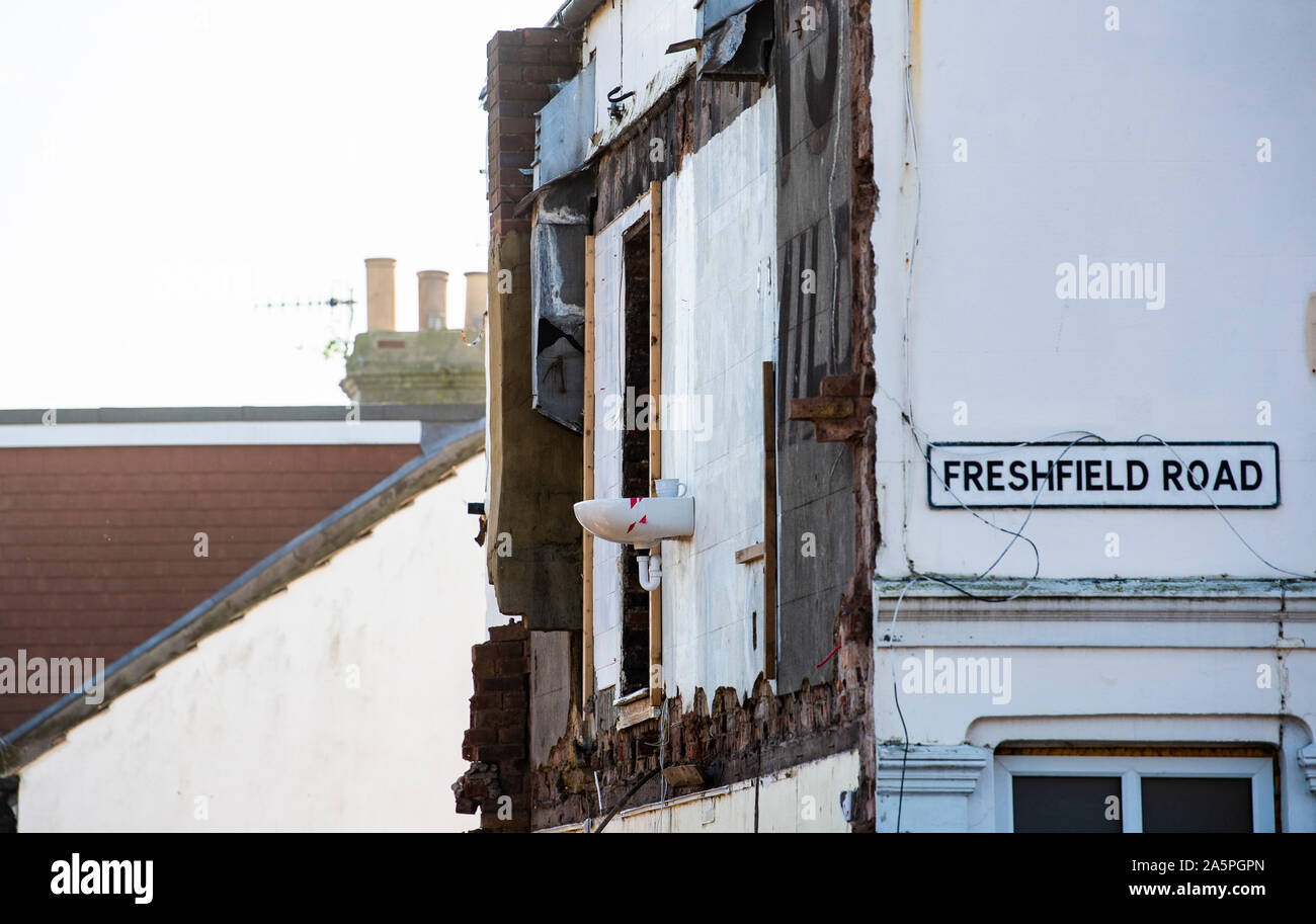 Brighton Regno Unito 22 ottobre 2019 - Una camera con una vista come il vecchio Cuthbert pub di Brighton è demolita a Brighton con un vecchio lavandino ancora in vista . Il pub è dovuto per essere sostituito da un uso misto contenente lo schema di una comunità cafe , appartamenti e uffici . Credito: Simon Dack / Alamy Live News Foto Stock