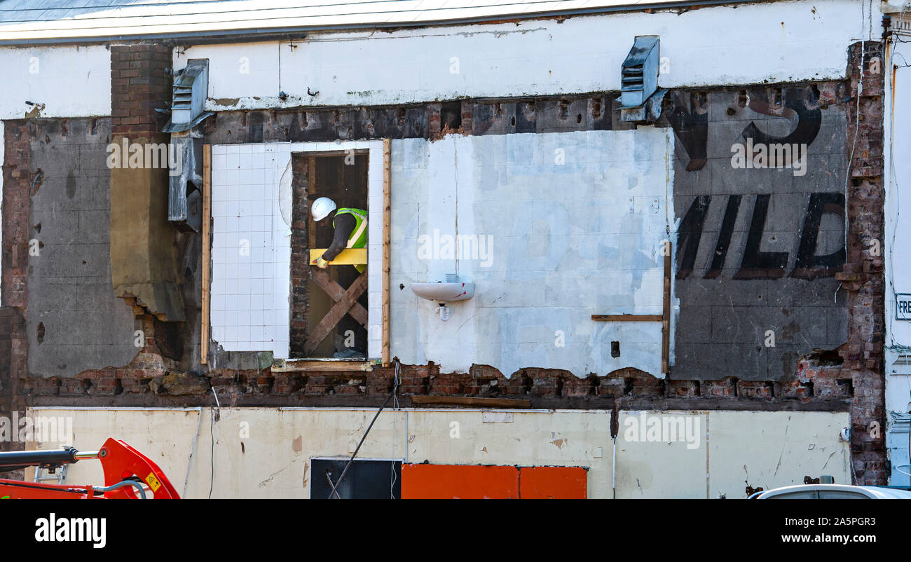 Brighton Regno Unito 22 ottobre 2019 - Una camera con una vista come il vecchio Cuthbert pub di Brighton è demolita a Brighton con un vecchio lavandino ancora in vista . Il pub è dovuto per essere sostituito da un uso misto contenente lo schema di una comunità cafe , appartamenti e uffici . Credito: Simon Dack / Alamy Live News Foto Stock