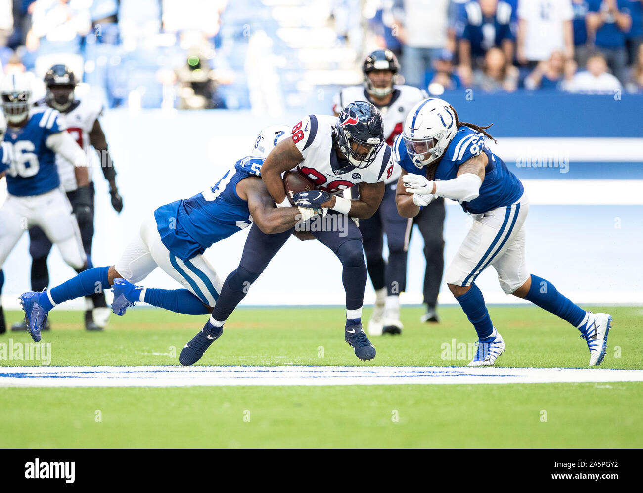 Indianapolis, Indiana, Stati Uniti d'America. Xx oct, 2019. Houston Texans manualmente l'estremità Jordan Akins (88) corre con la palla dopo la cattura come Indianapolis Colts fuori linebacker Dario Leonard (53) persegue nel corso della NFL azione di gioco tra Houston Texans e Indianapolis Colts a Lucas Oil Stadium di Indianapolis, Indiana. Indianapolis sconfitto Houston 30-23. John Mersits/CSM/Alamy Live News Foto Stock