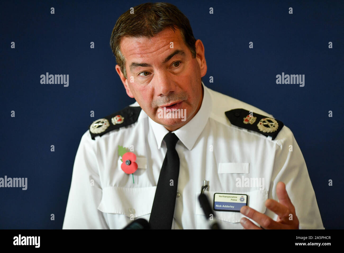 Chief Constable del Northamptonshire Polizia, Nick Adderley, parlando nel corso di una conferenza stampa a Northamptonshire centrali di polizia a Wootton Hall Park, Northampton circa la morte di Harry Dunn. Foto Stock