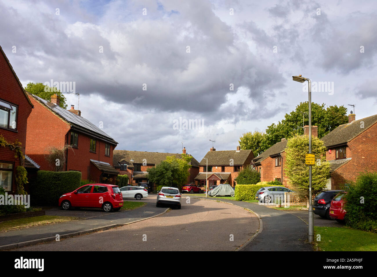 Un vicino suburbana di case in poi country village di Marsworth, Buckinghamshire con le auto parcheggiate in strade private Foto Stock