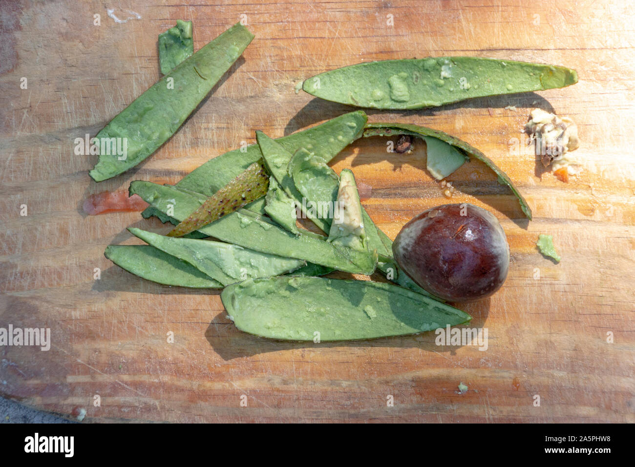 Una vista ravvicinata della sinistra su bucce e pip di un avocado che è stato tagliato fino Foto Stock