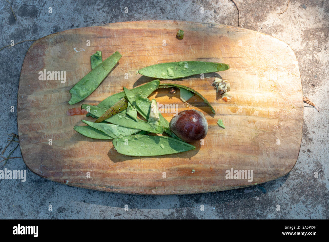 Una vista ravvicinata della sinistra su bucce e pip di un avocado che è stato tagliato fino Foto Stock