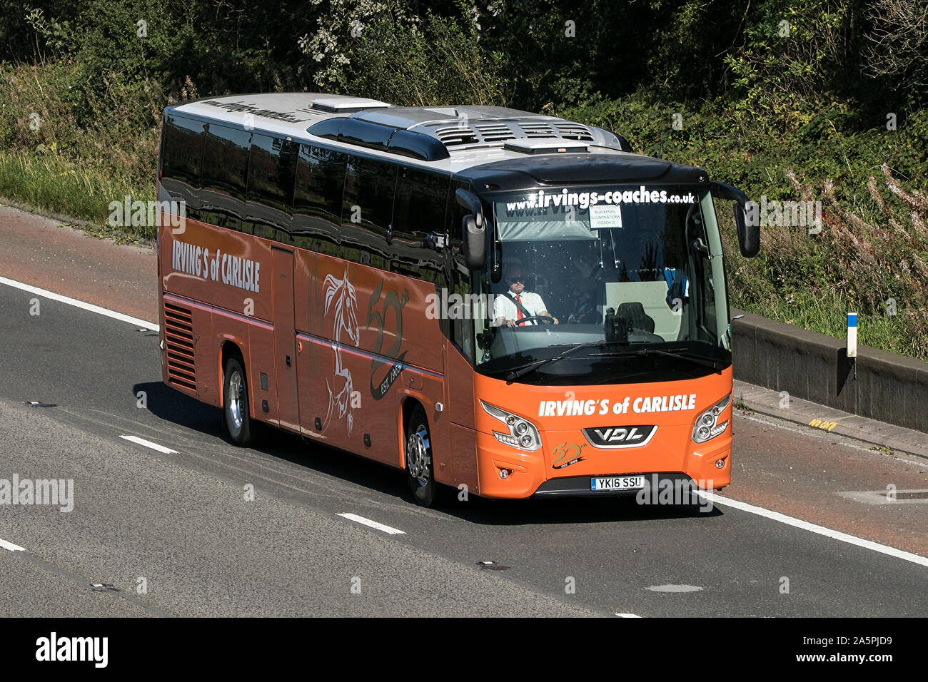 Irving di Carlisle vettura passeggeri tour bus viaggiano sulla M61 Autostrada vicino a Manchester, Regno Unito Foto Stock