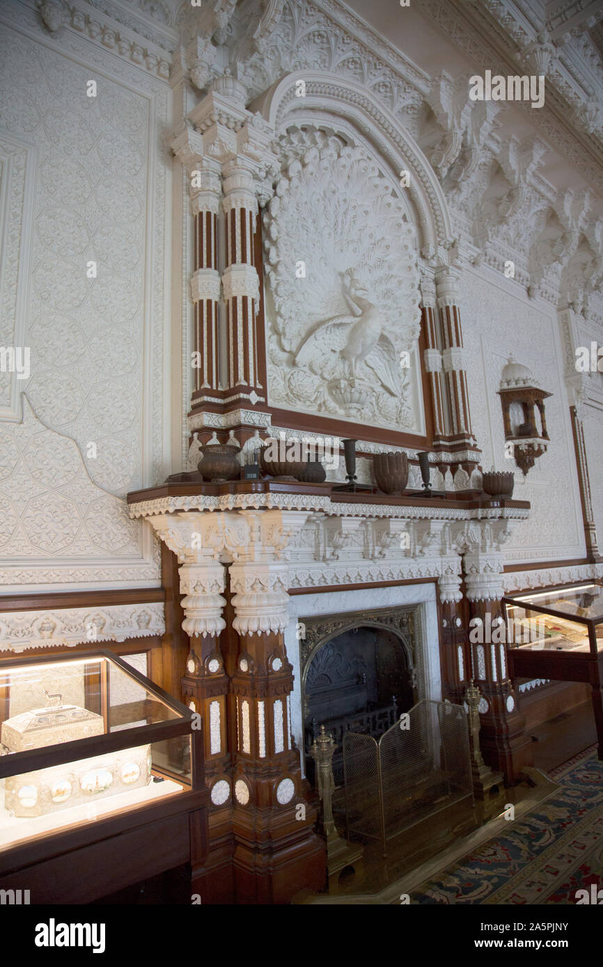 Peacock caminiera e overmantel, Il Durbar camera decorata da Bhai Ram Singh per la Regina Victoria a Osborne House, Cowes, Regno Unito Foto Stock