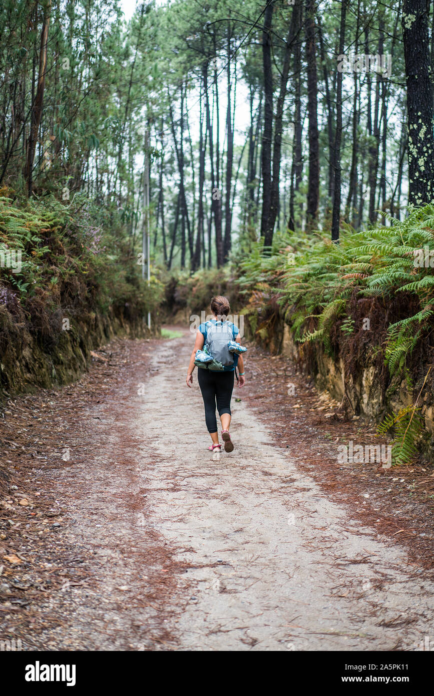 Pellegrino a piedi camino portoghese sul modo nei pressi di Viana do Castelo, Portogallo, Europa. Foto Stock