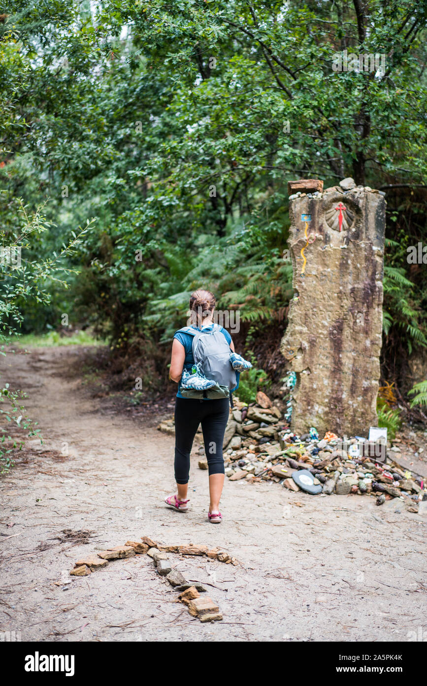 Pellegrino a piedi camino portoghese sul modo nei pressi di Viana do Castelo, Portogallo, Europa. Foto Stock