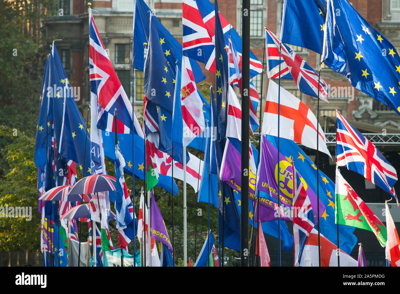Westminster, Londra, Regno Unito. Il 22 ottobre 2019. Rimanere e Brexit dimostranti fuori il Parlamento attendono l arrivo di MPs per le attività aziendali quotidiane. Pro-Brexit e rimangono le bandiere in onda la brezza a College Green. Credito: Malcolm Park/Alamy Live News. Foto Stock