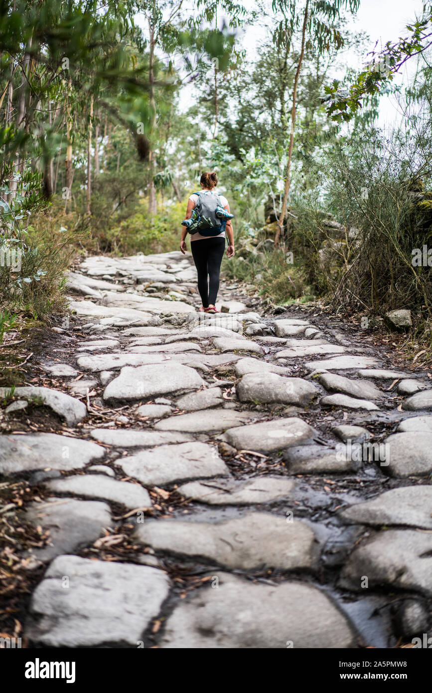 Pellegrino a piedi camino portoghese sul modo nei pressi di Viana do Castelo, Portogallo, Europa. Foto Stock