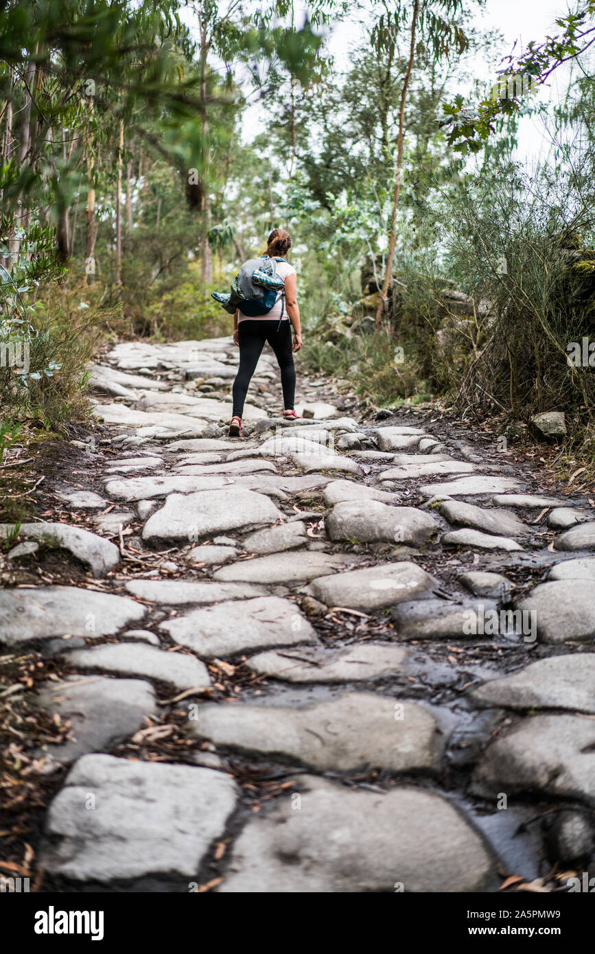 Pellegrino a piedi camino portoghese sul modo nei pressi di Viana do Castelo, Portogallo, Europa. Foto Stock