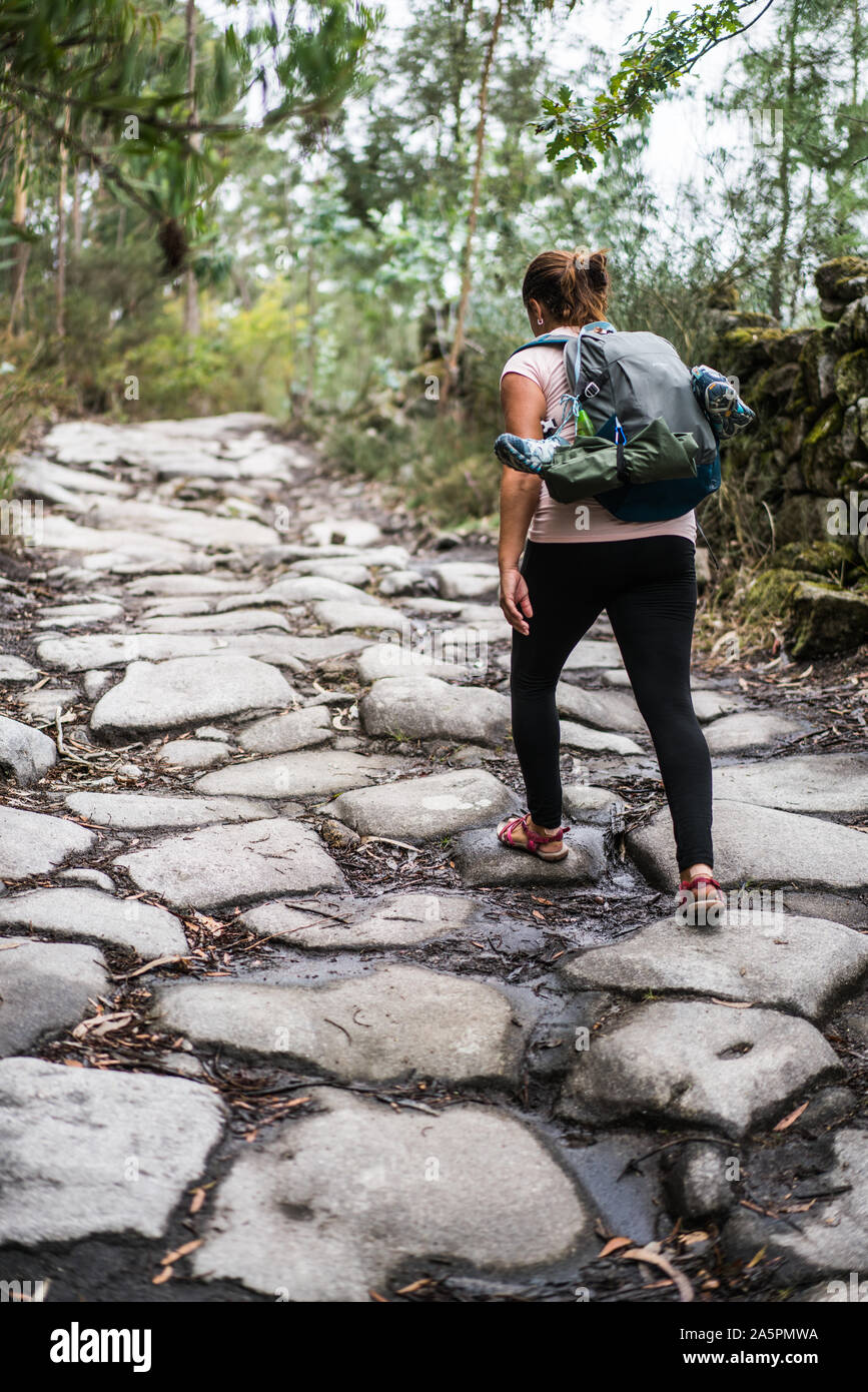 Pellegrino a piedi camino portoghese sul modo nei pressi di Viana do Castelo, Portogallo, Europa. Foto Stock