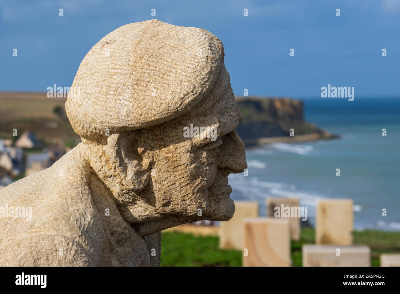 Statua del D-Day veterano Bill Pendell in D-Day 75 Giardino memorial ad Arromanches, Normandia Foto Stock