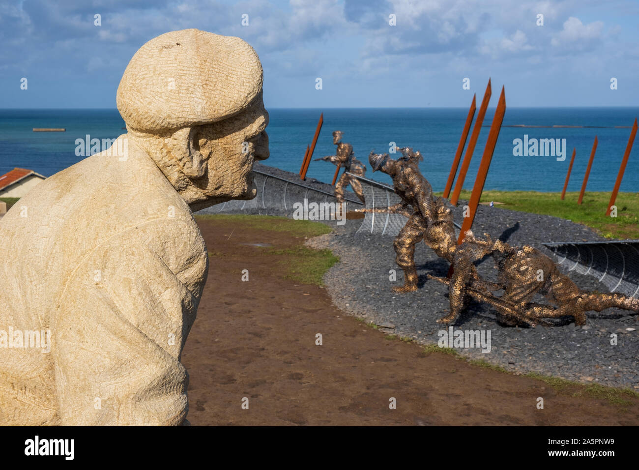 Statua del D-Day veterano Bill Pendell in D-Day 75 Giardino memorial ad Arromanches, Normandia Foto Stock