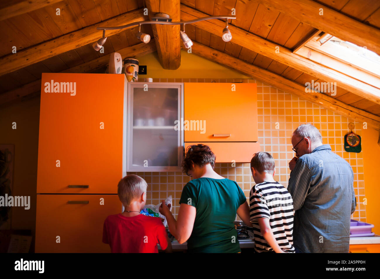 Famiglia in cucina Foto Stock