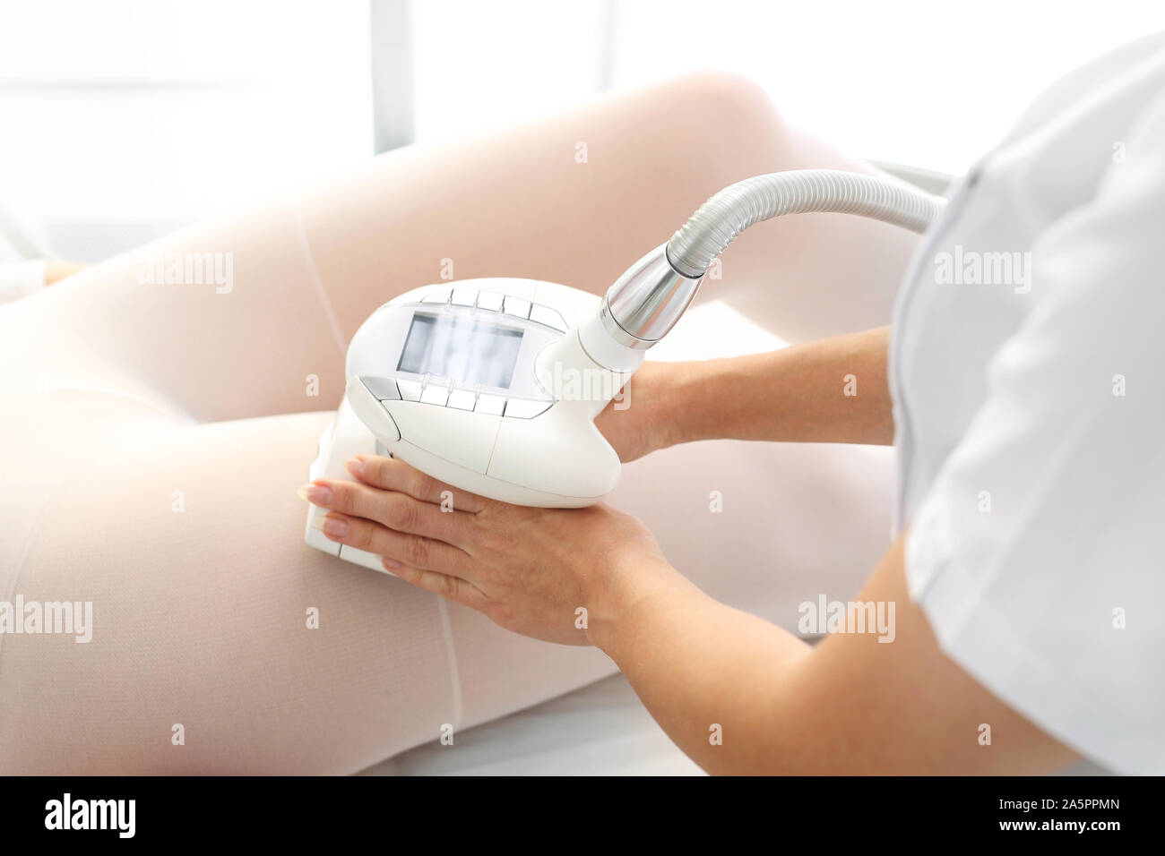 Massaggio a vuoto. Un dimagrimento massaggio sotto vuoto. Il corpo di una donna durante un trattamento di cura della pelle Foto Stock