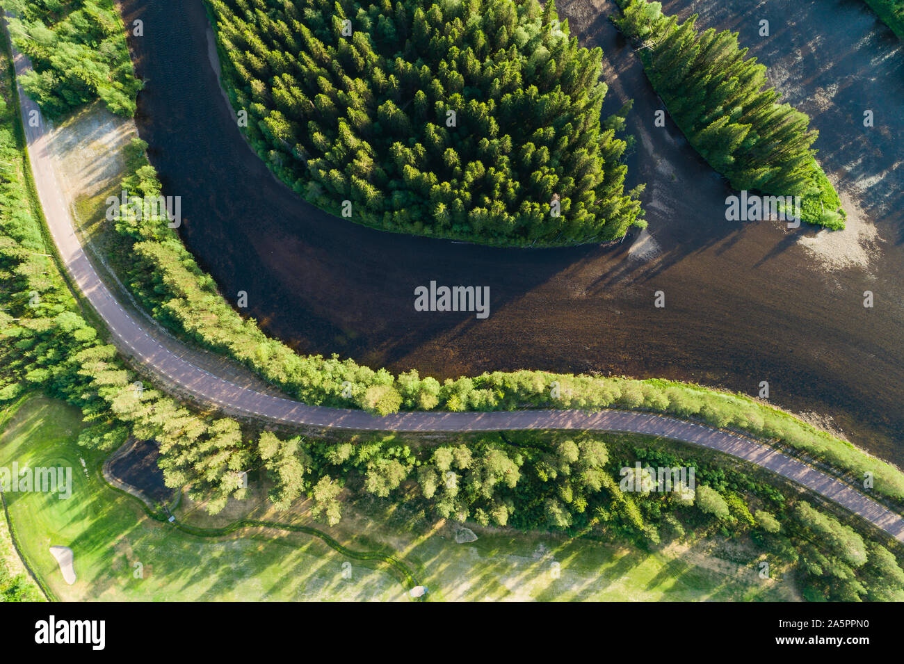 Vista aerea di strada lungo il fiume Foto Stock
