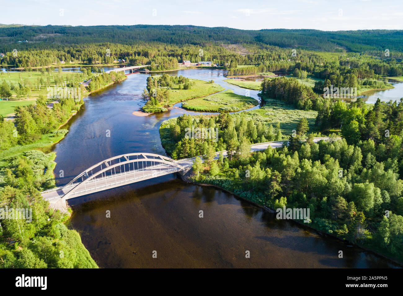 Vista aerea del ponte sul fiume Foto Stock