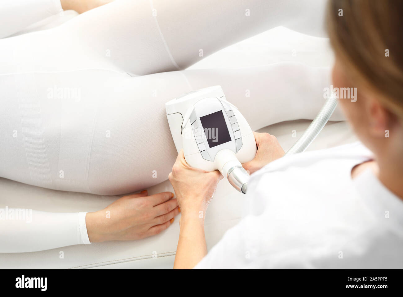 Endermology, massaggio sotto vuoto usando la testa. Trattamento snellente per le cosce Foto Stock