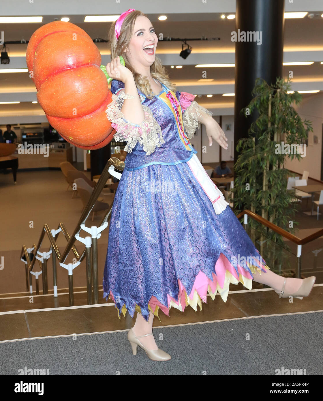 Grazia Chapman come Cenerentola, Cenerentola - Premere avviare Photocall, Fairfield Halls, Croydon, Londra, UK, 22 ottobre 2019, Foto di Richard Goldschmidt Foto Stock