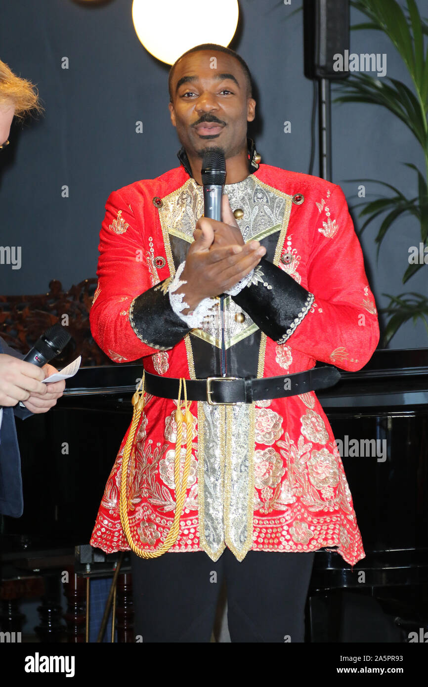 Oduba minerale come Dandini, Cenerentola - Premere avviare Photocall, Fairfield Halls, Croydon, Londra, UK, 22 ottobre 2019, Foto di Richard Goldschmidt Foto Stock