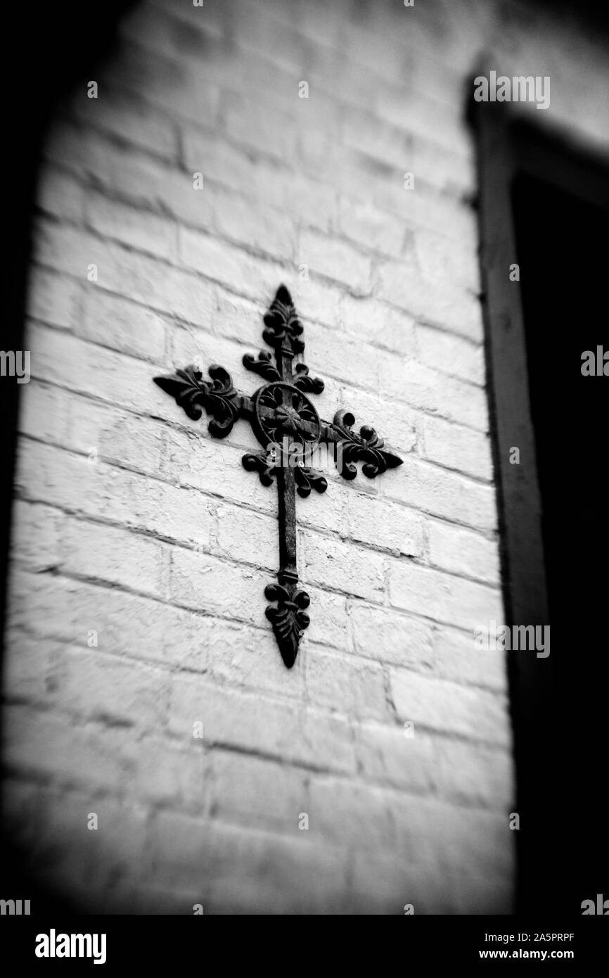 Decorazione a croce di metallo sul lato dell'edificio. Foto Stock
