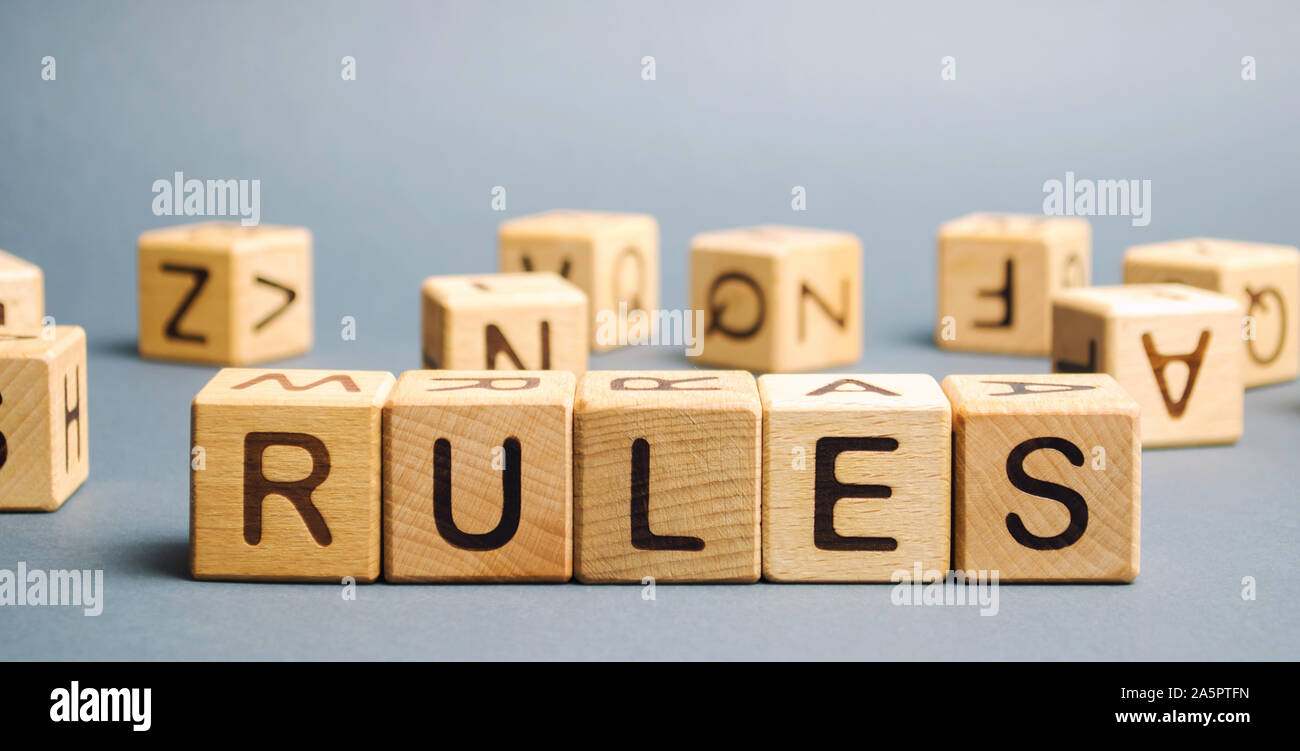 Blocchi di legno con la parola regole. Impostazione di regole, leggi. La legislazione. I religiosi e le tradizioni popolari. Foto Stock