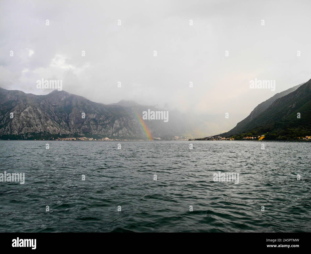 Verde paesaggio del mare e delle montagne, giorno piovoso e sunshines. Foto Stock