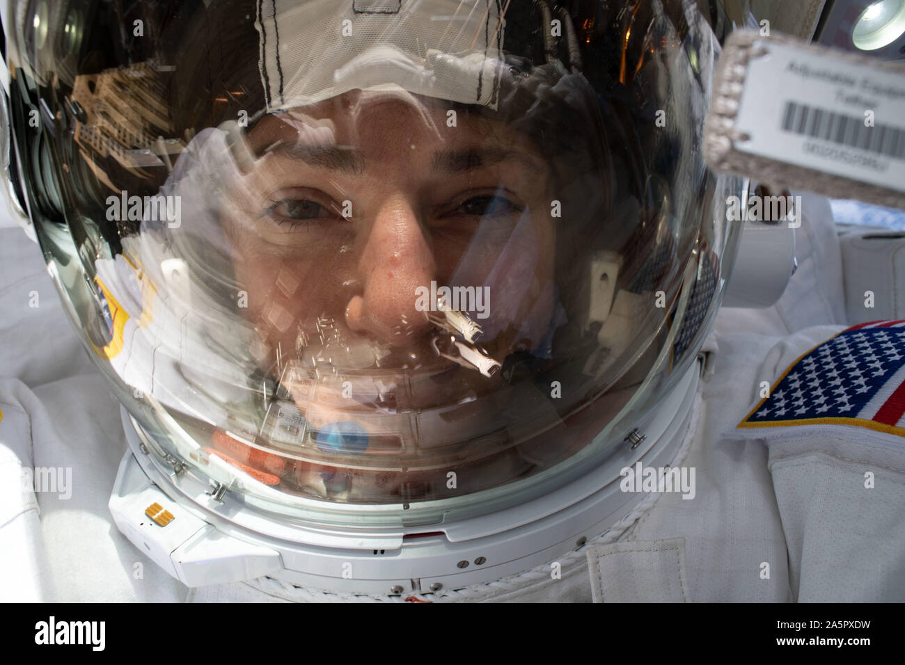 L'astronauta della NASA Jessica Meir prende un selfie durante il suo primo spacewalk Ottobre 18, 2019 in orbita intorno alla terra. Meir e compagno astronauta Christina Koch, si è tenuta la prima tutte le femmine spacewalk per sostituire una batteria difettosa di carica e di scarica di unità che non è riuscito ad attivare in seguito alla prima installazione di nuove batterie agli ioni di litio. Foto Stock
