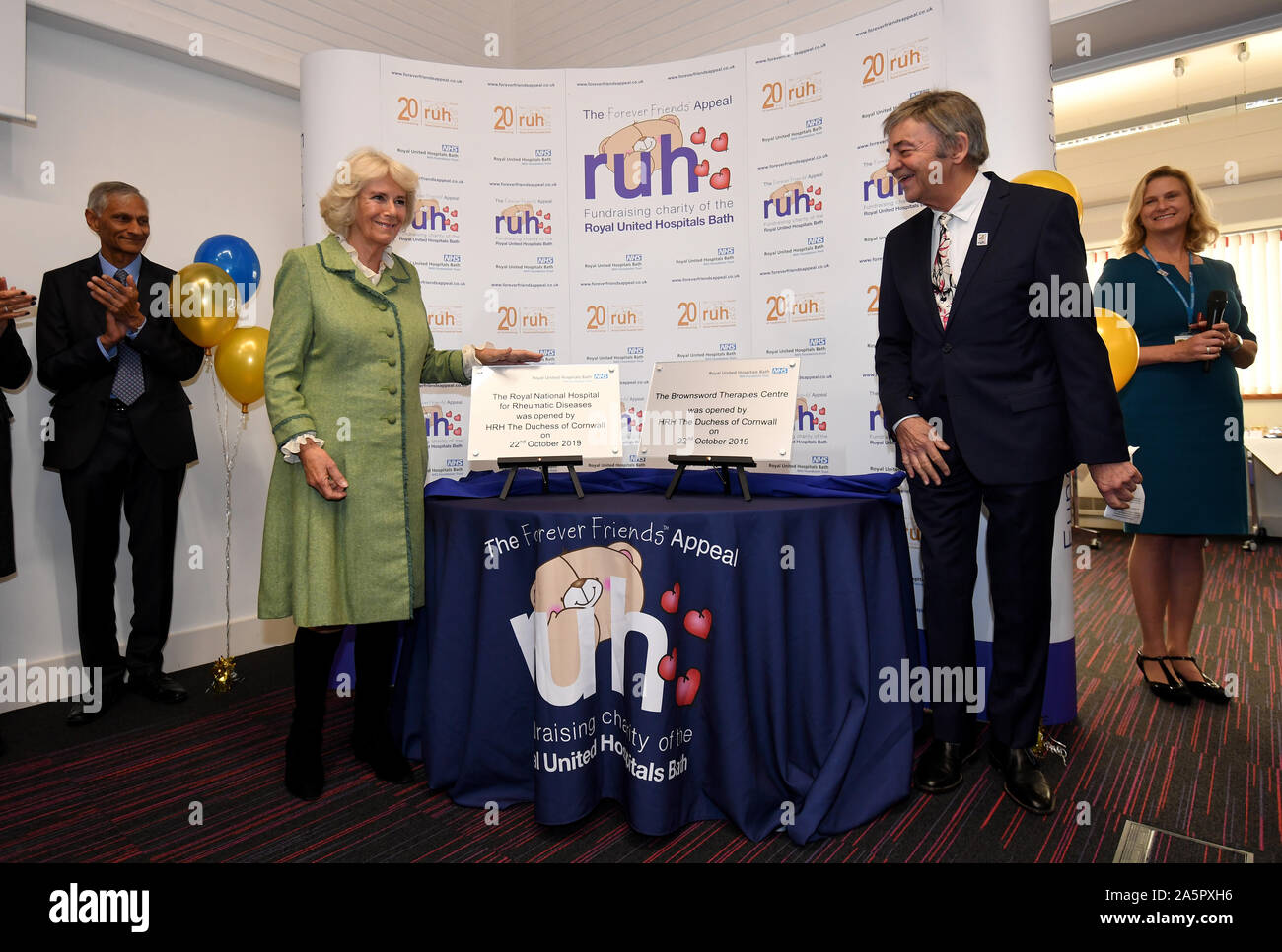 La duchessa di Cornovaglia, presidente della Royal Society di osteoporosi e patrono di contro artrite, svelano le placche durante una visita al Royal Regno ospedali Bagno (RUH), dove ha aperto il nuovo Royal National Hospital per malattie reumatiche (RNHRD) Brownsword e centro terapie. Foto di PA. Picture Data: martedì 22 ottobre, 2019. Vedere PA storia ROYAL Camilla. Foto di credito dovrebbe leggere: Finnbarr Webster/PA FILO Foto Stock