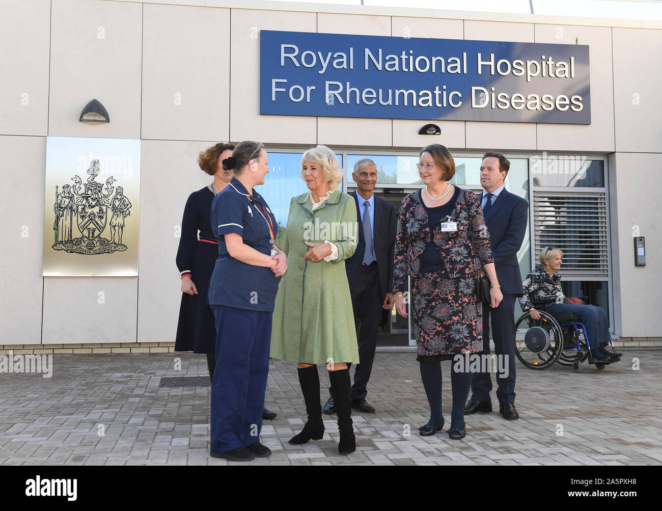 La duchessa di Cornovaglia, presidente della Royal Society di osteoporosi e patrono di contro artrite, durante una visita al Royal Regno ospedali Bagno (RUH), dove ha aperto il nuovo Royal National Hospital per malattie reumatiche (RNHRD) Brownsword e centro terapie. Foto di PA. Picture Data: martedì 22 ottobre, 2019. Vedere PA storia ROYAL Camilla. Foto di credito dovrebbe leggere: Finnbarr Webster/PA FILO Foto Stock