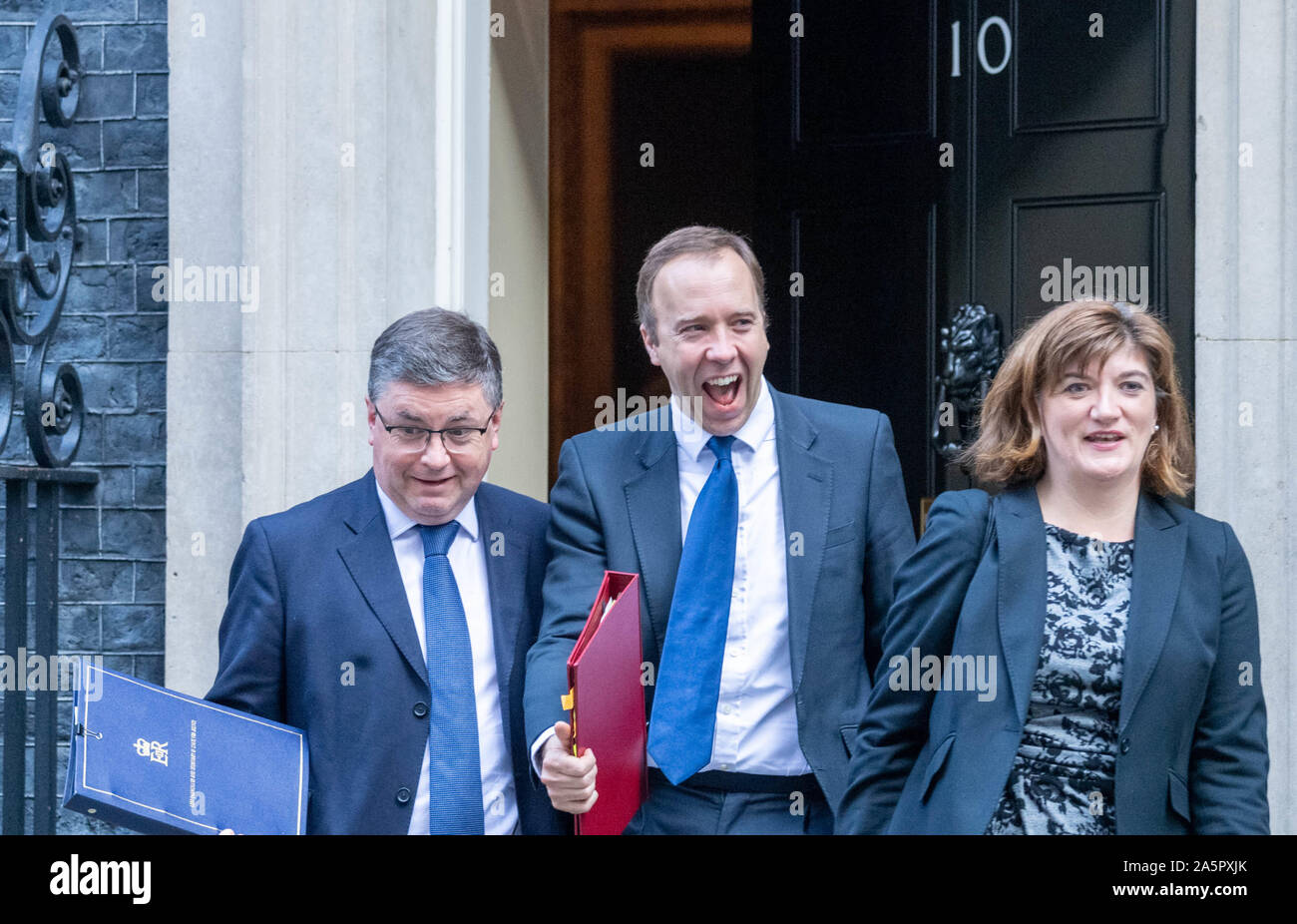 Londra REGNO UNITO 22 ott. 2019, Robert Buckland, giustizia Segretario (sinistra) Matt Hancock Secretar Salute e Nicky Morgan lasciare una riunione del gabinetto a 10 Downing Street, Londra Credit Ian Davidson/Alamy Live News Foto Stock