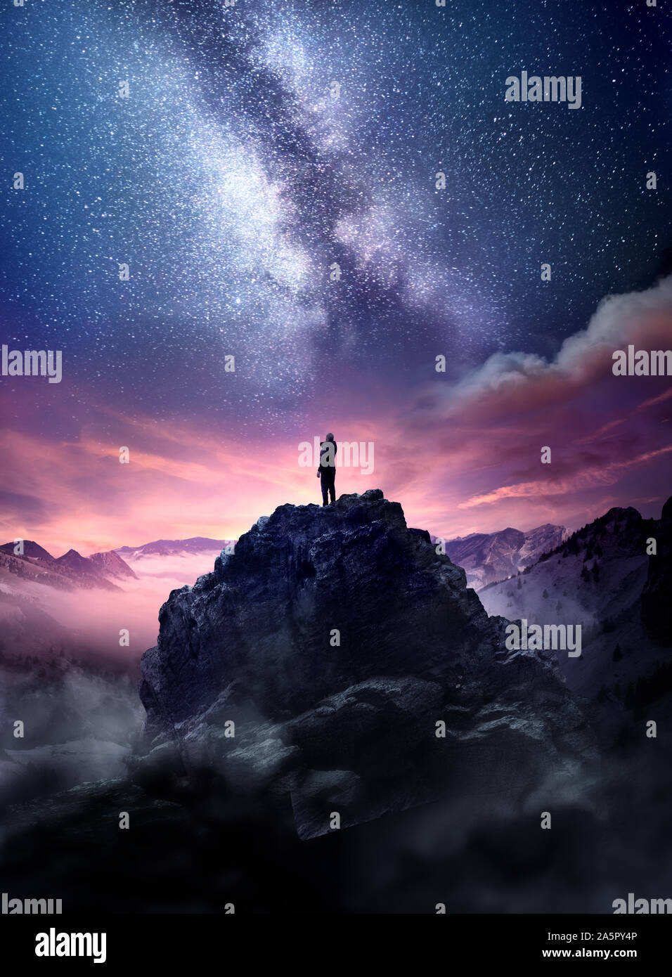 Cielo di notte lunga esposizione paesaggio. Un uomo in piedi su una roccia alta guardando le stelle salire verso il cielo di notte. Foto composite. Foto Stock