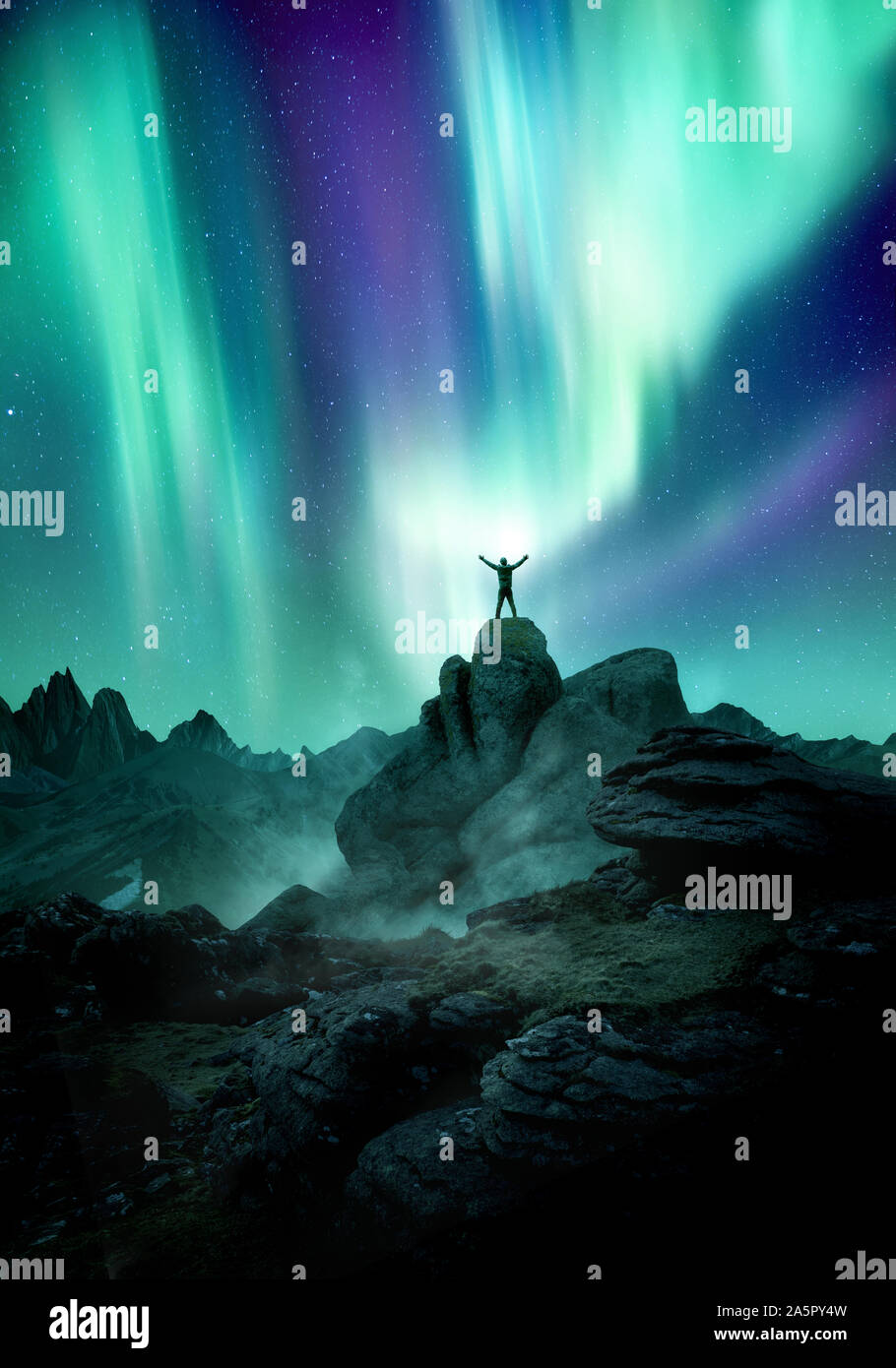 Le luci del nord la danza attraverso il cielo notturno come un uomo stagliano raggiunge fino verso di esso. Foto composite. Foto Stock