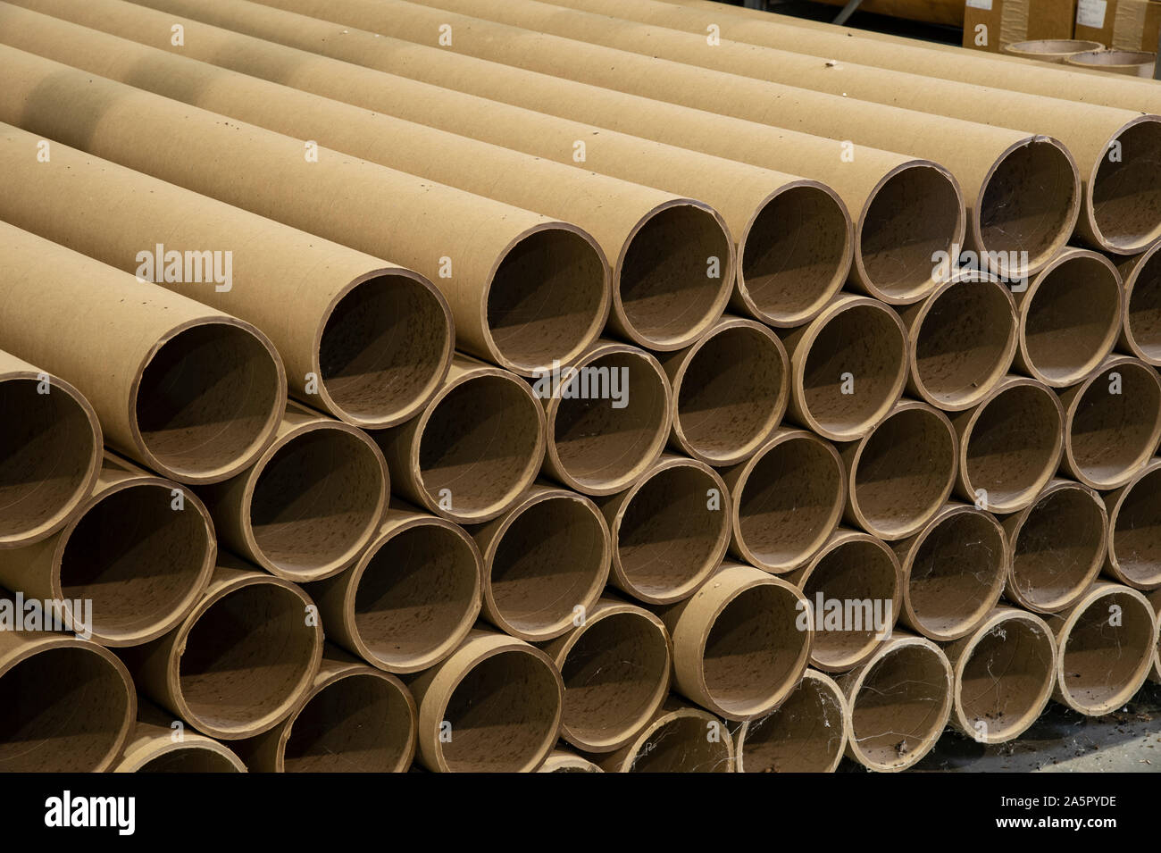 Pile di tubi di cartone Foto Stock