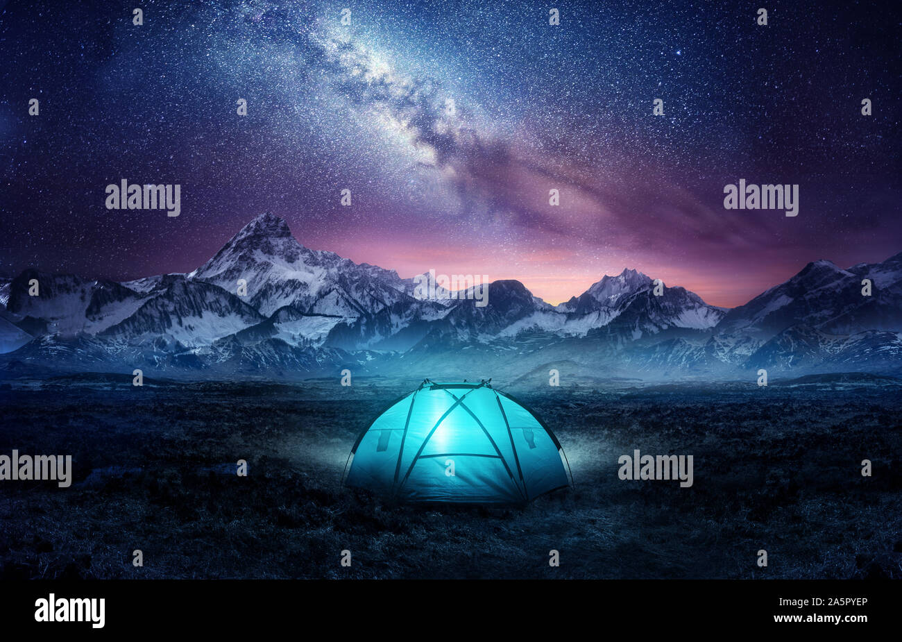 Camping in montagna sotto le stelle. Una tenda si accamparono fino e incandescente sotto la Via Lattea. Foto composite. Foto Stock