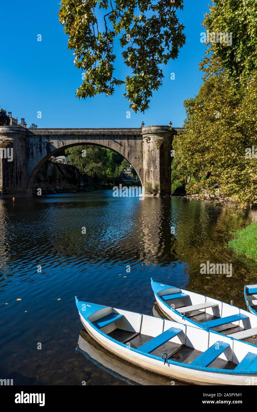 Vista del ponte che attraversa il fiume Tamega presso Amarante, Portogallo. Foto Stock