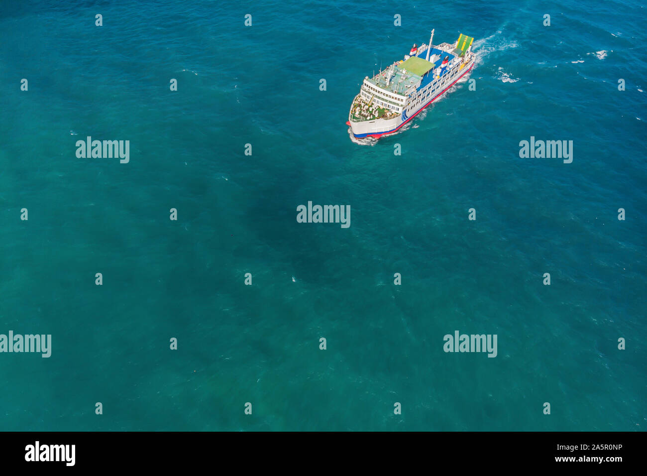 Antenna in traghetto il mare in una giornata di sole blu acqua Foto Stock