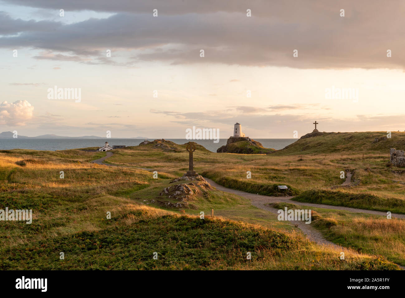 Il Llanddwyn Island Lighthouse, Twr Mawr a Ynys Llanddwyn su Anglesey, Galles del Nord al tramonto. Foto Stock