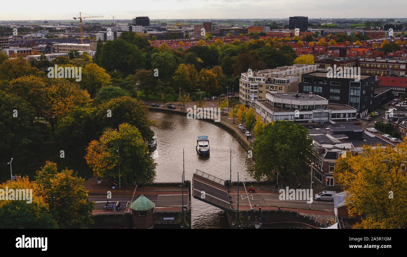 19 ottobre 2019 : Leeuwarden il capitale della provincia della Frisia, Paesi Bassi, sollevamento a ponte per il passaggio in barca Foto Stock