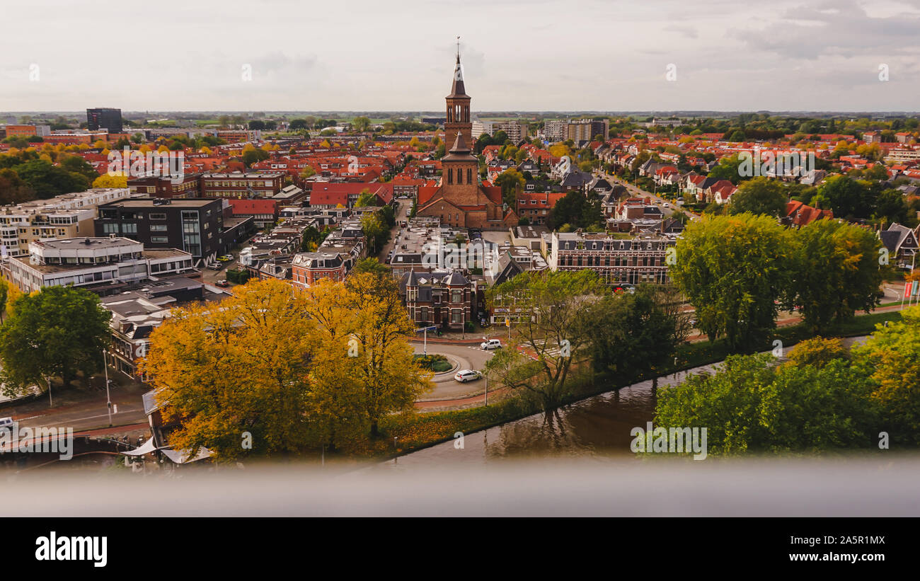 Leeuwarden, Paesi Bassi - 19 ottobre 2019:Leeuwarden il capitale della provincia della Frisia, Paesi Bassi, vista dal famoso pendente Torre Oldehove Foto Stock