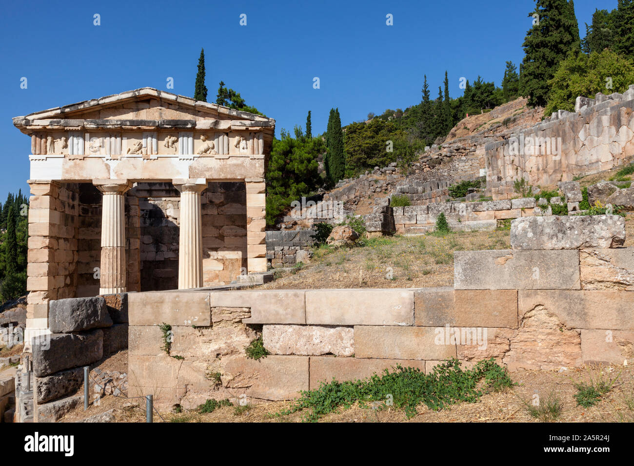 Il Tesoro degli Atenesi, Delphi, Grecia Foto Stock