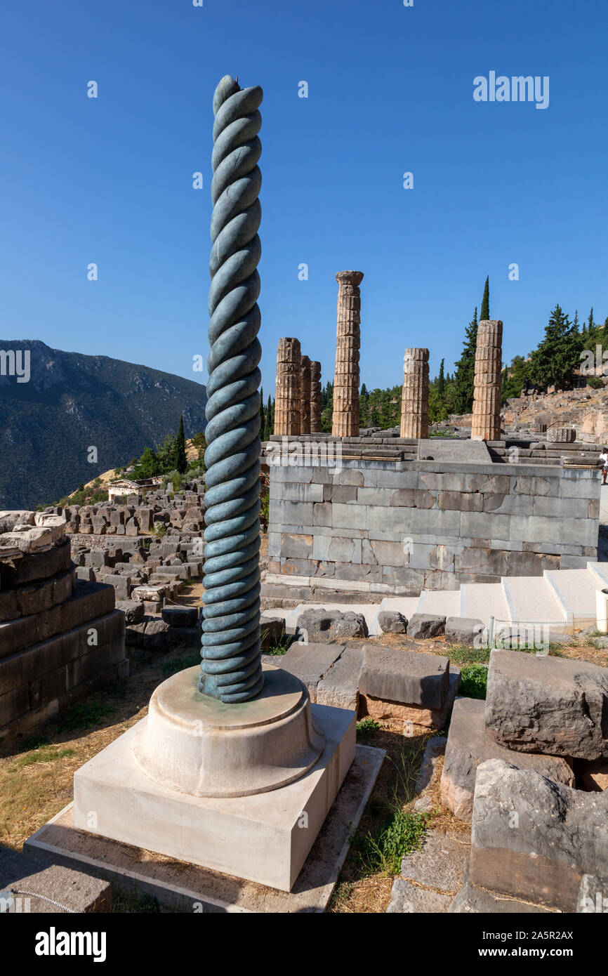 Replica del serpente di colonna e il Tempio di Apollo, a Delfi, Grecia Foto Stock