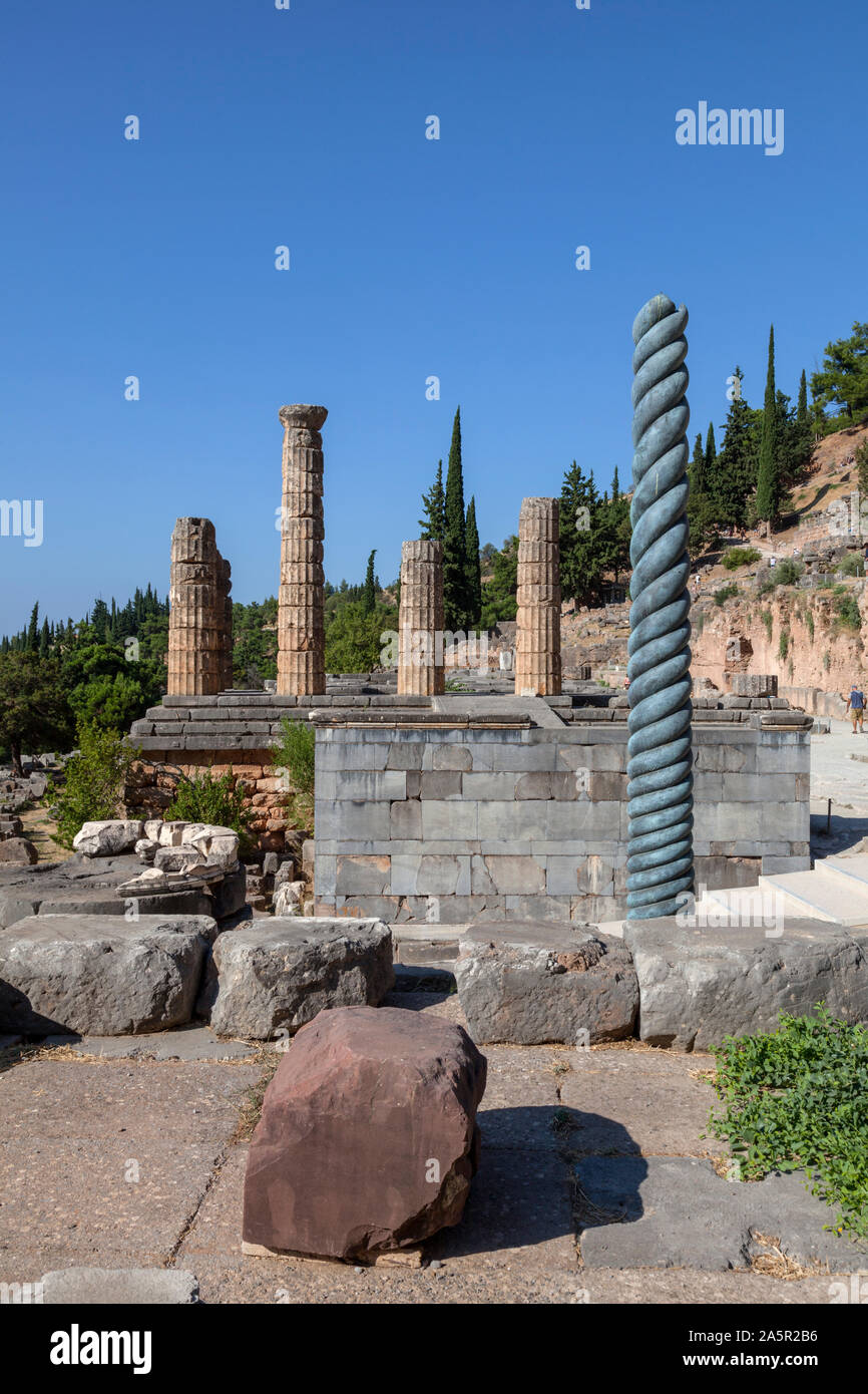 Replica del serpente di colonna e il Tempio di Apollo, a Delfi, Grecia Foto Stock