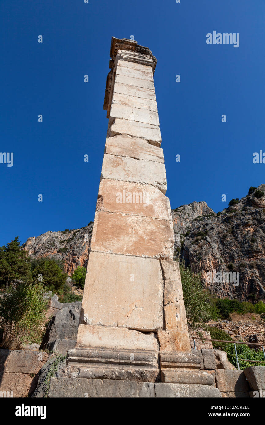 Il pilastro di Prusias II vicino all altare del Chiots, Delphi, Grecia Foto Stock