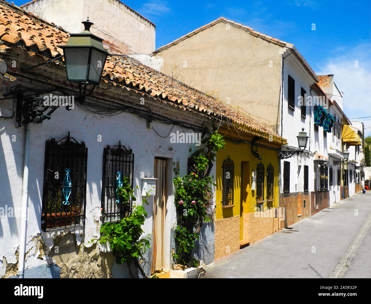 Albaicin, il vecchio quartiere musulmano, quartiere di Granada in Spagna. Case con piastrelle di colore arancione. Foto Stock