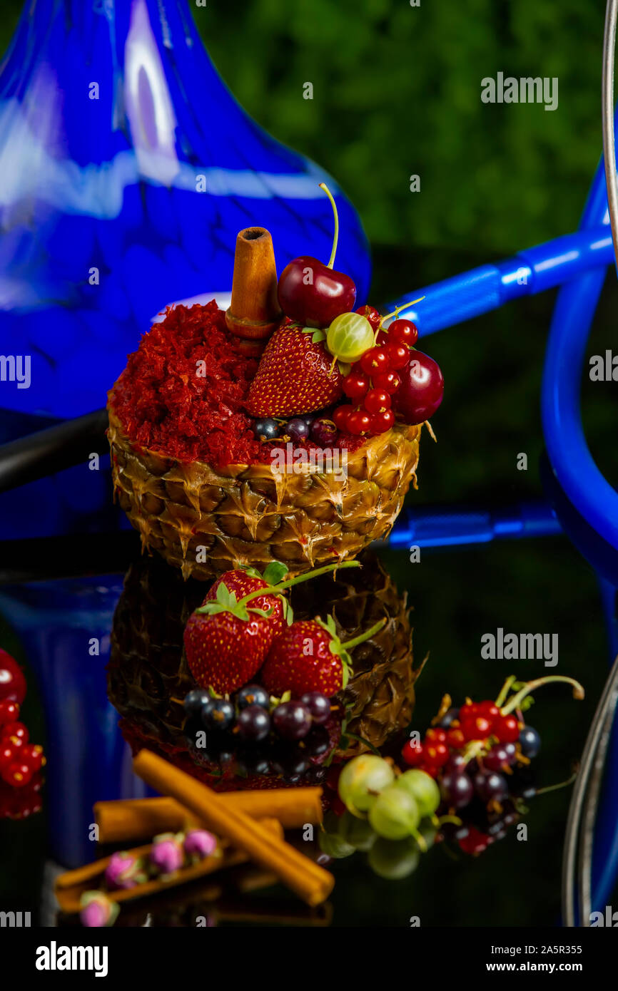 Hookah coppa di frutta nella tazza di ananas con frutti di bosco Foto Stock