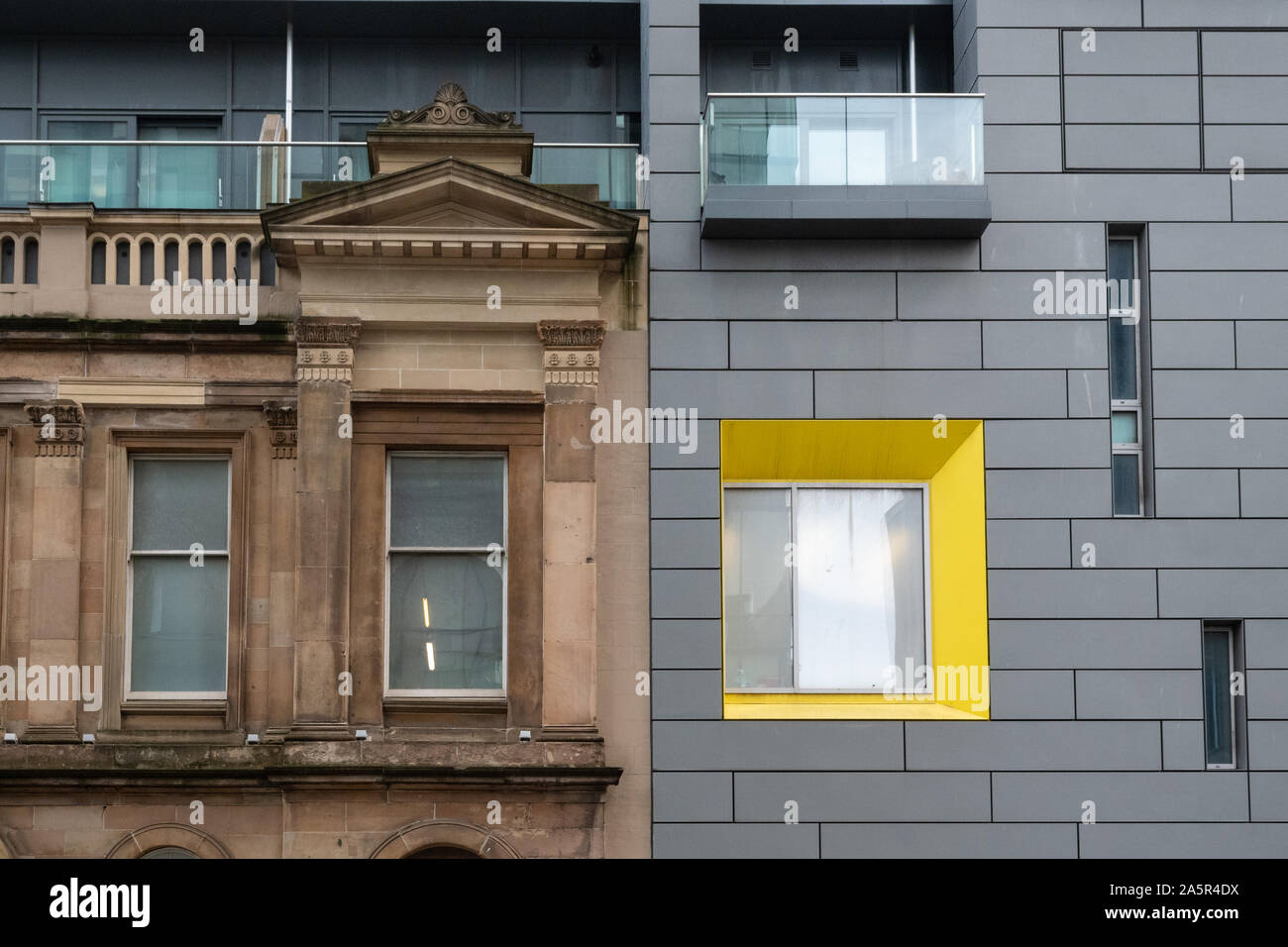 Tradizionali e moderni stili architettonici affiancati su West Nile Street, Glasgow, Scotland, Regno Unito Foto Stock