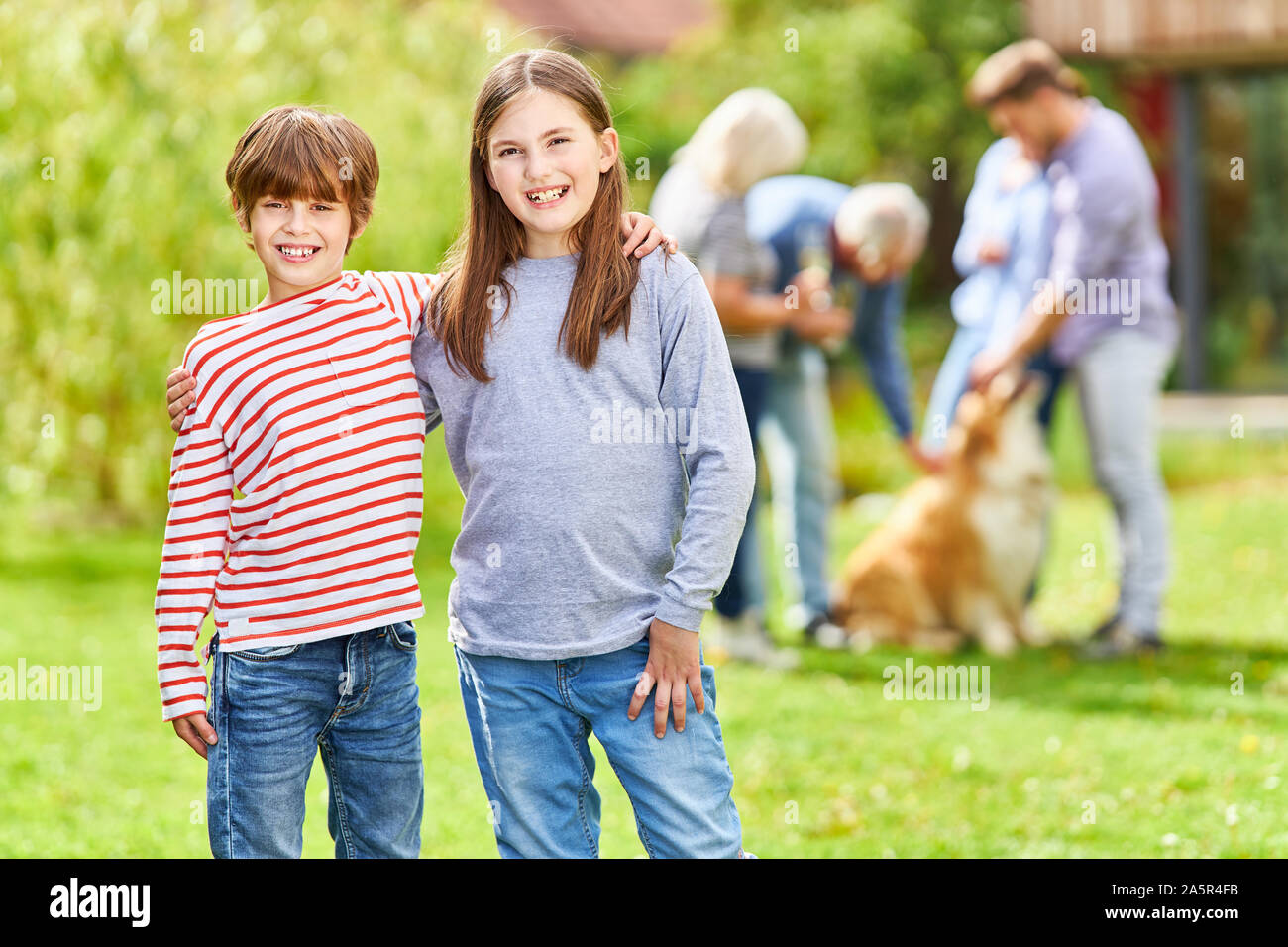 Fratelli di felice sul prato nel giardino in una festa estiva Foto Stock