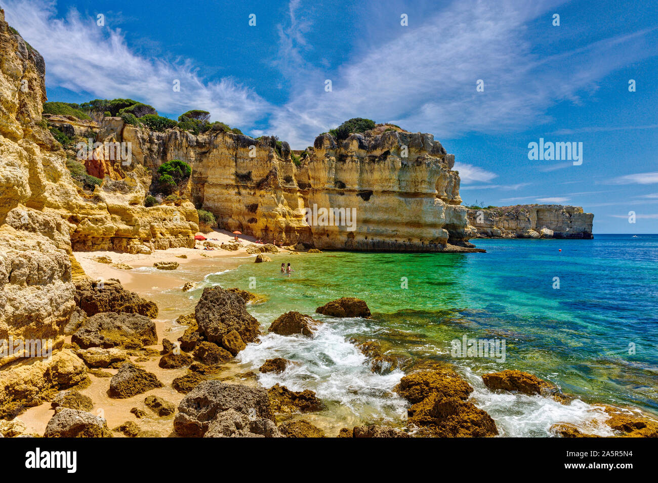 Piccola baia vicino a Albufeira Algarve Foto Stock